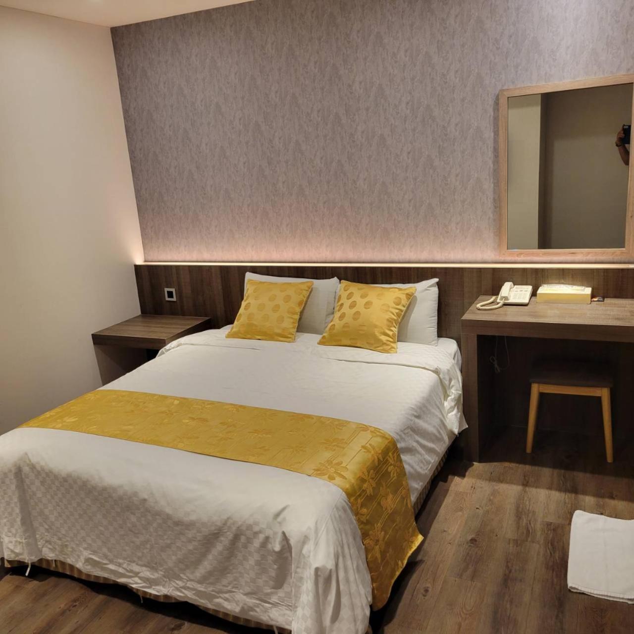 Attic Hotel Taipei Bagian luar foto